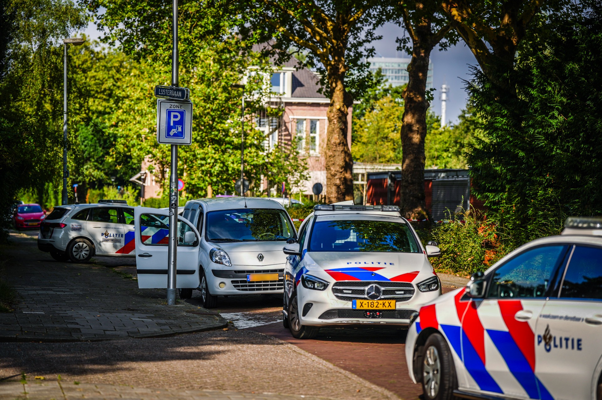 Dode aangetroffen in geparkeerde bestelbus, omgeving afgezet