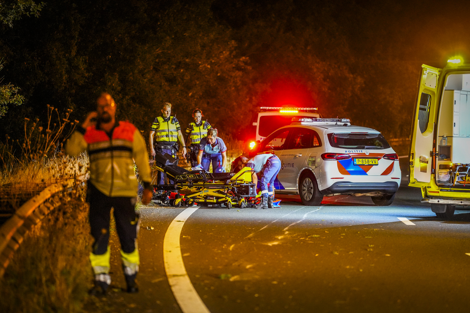 Motoragent gaat onderuit op snelweg en raakt gewond