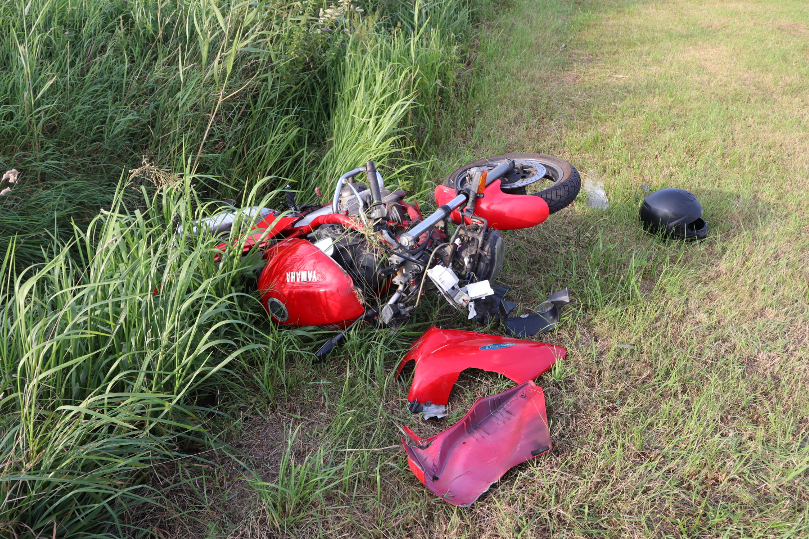 Motorrijder komt hard ten val en belandt met motor in greppel