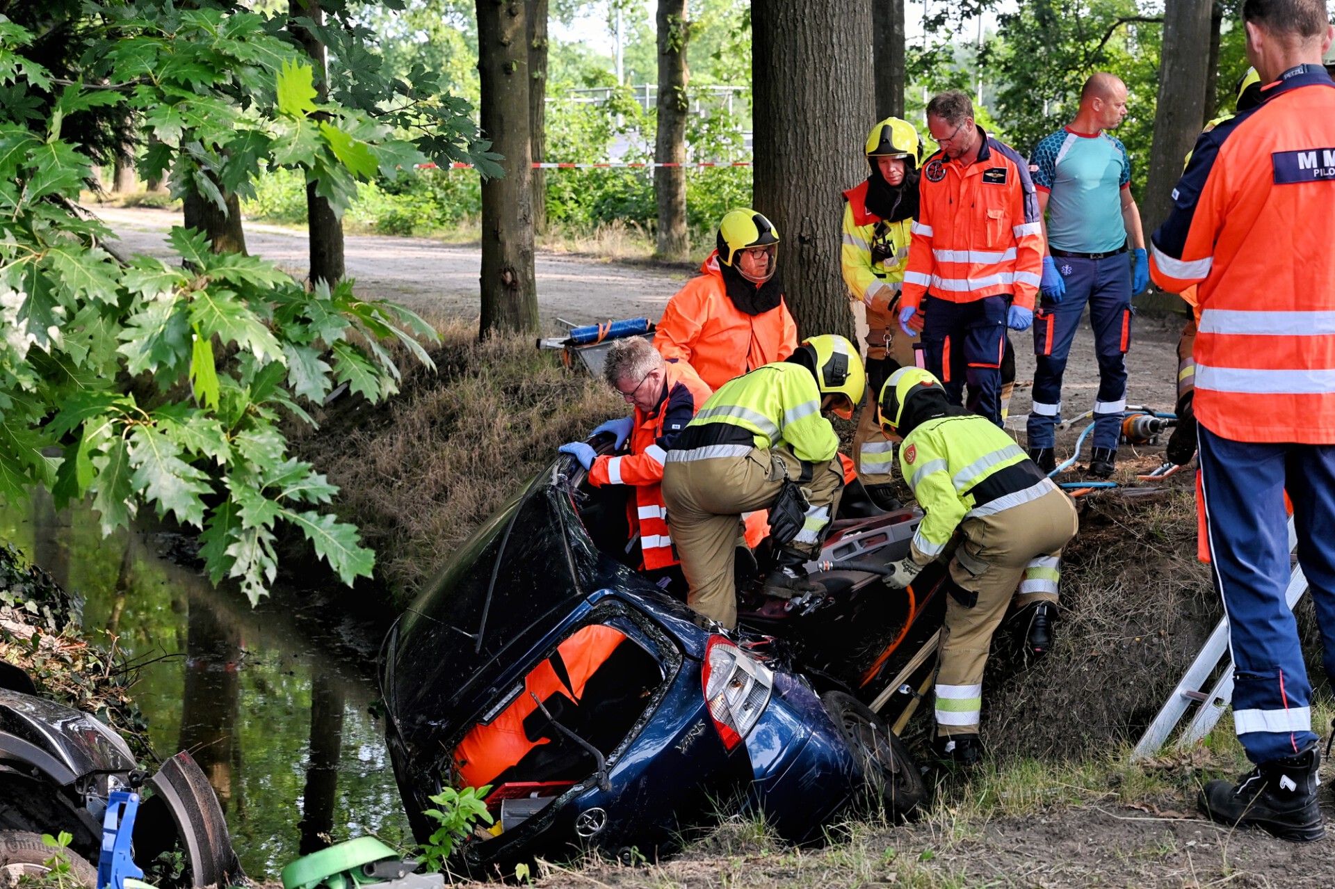 Twee auto’s belanden in sloot na botsing, traumahelikopter geland