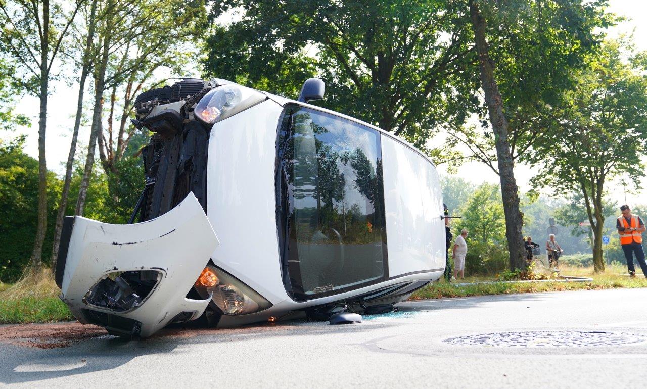 Auto belandt op z’n kant, bestuurder gewond