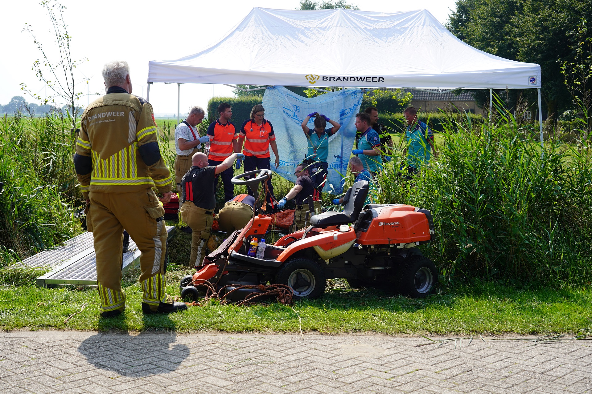 Man klem onder zitmaaier in sloot en raakt ernstig gewond