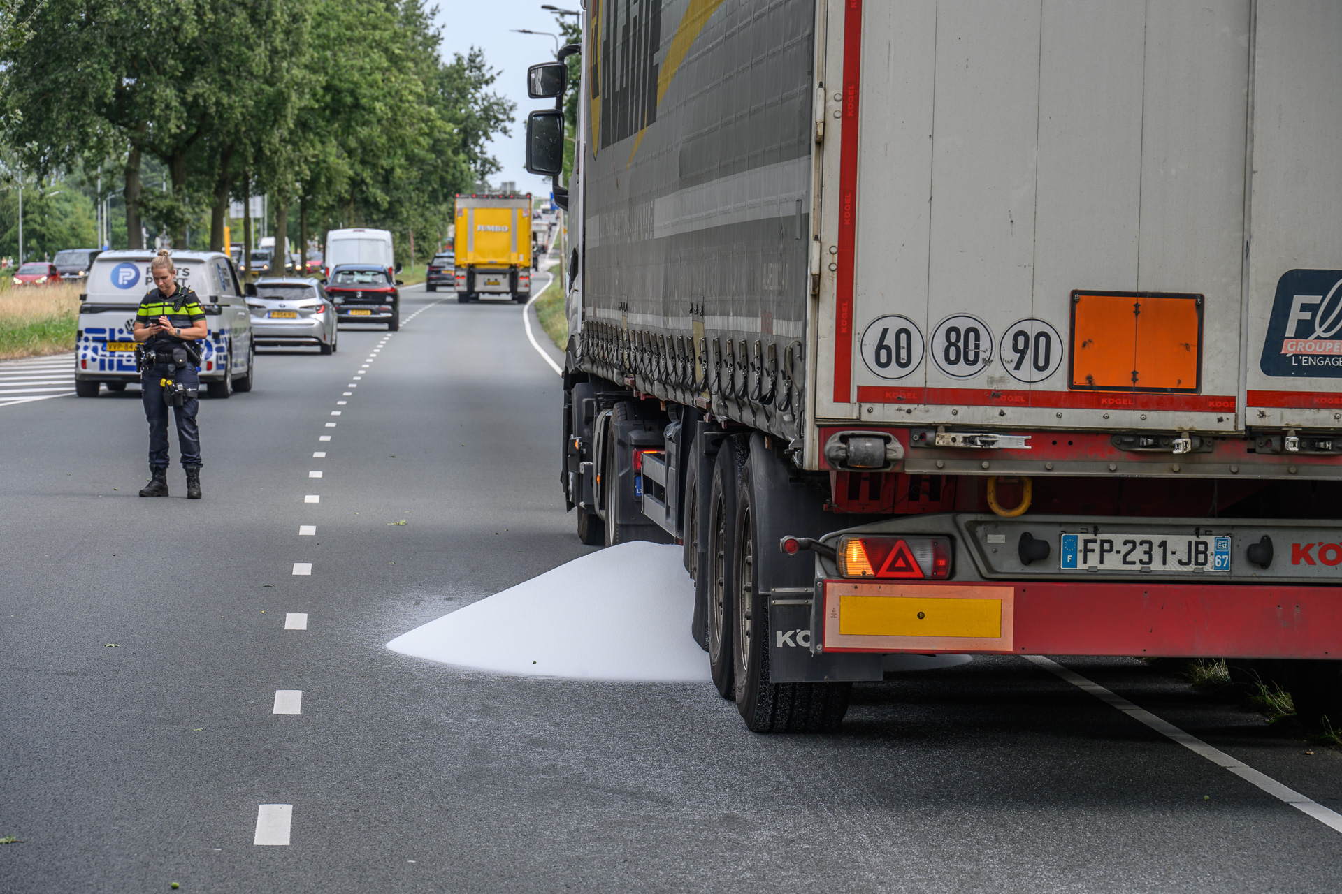 Vrachtwagen verliest lading kunststofbolletjes