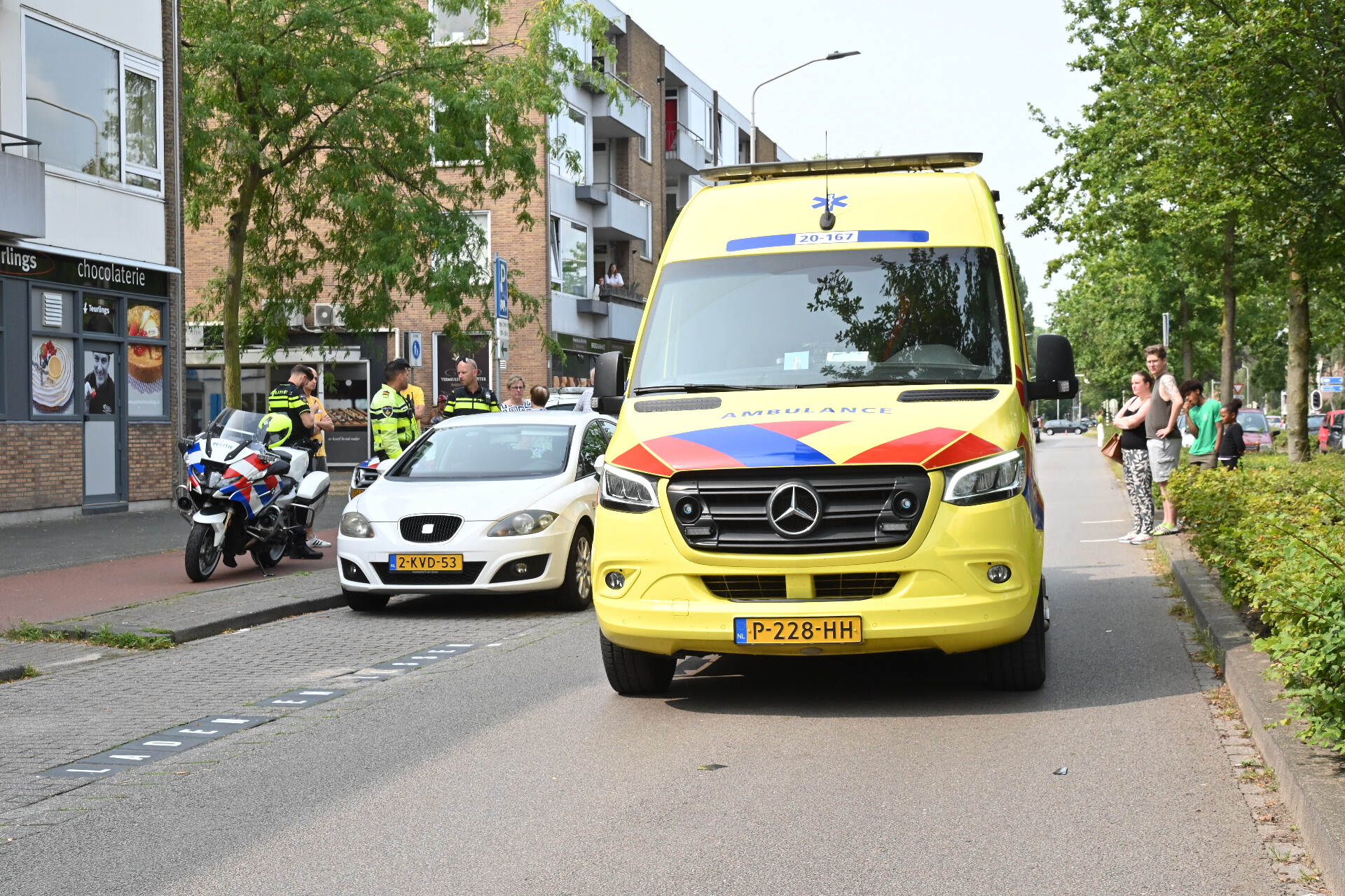 Fietser gewond na aanrijding, automobilist rijdt door