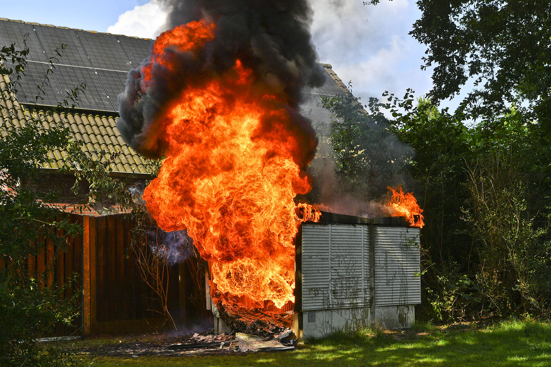 Metershoge vlammen door brand in stroomhuis, ruim 1000 woningen zonder stroom
