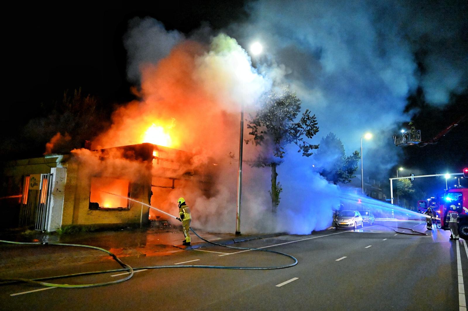 Grote brand in leegstaand pand zorgt voor veel rookontwikkeling