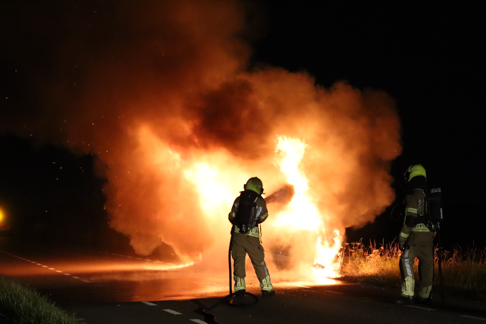 Porsche Cayenne vliegt in brand tijdens het rijden, inzittenden op tijd eruit