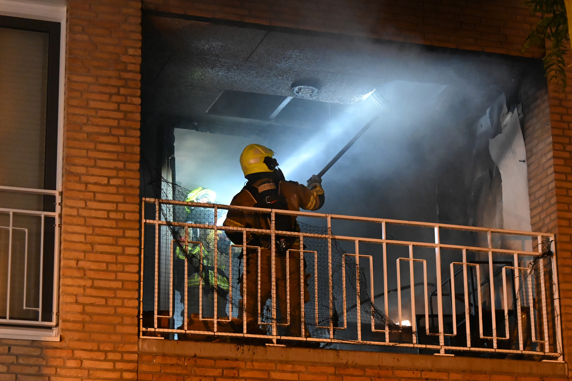 Brand op balkon slaat over op slaapkamer, brandweer redt twee katten