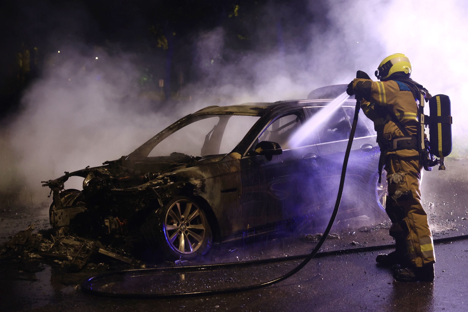Auto vliegt in brand tijdens het rijden, automobiliste met schrik vrij