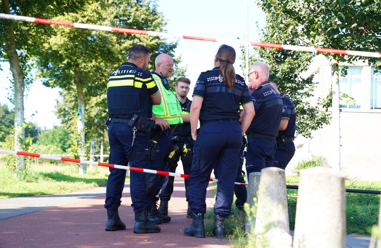 Overleden man aangetroffen langs waterkant