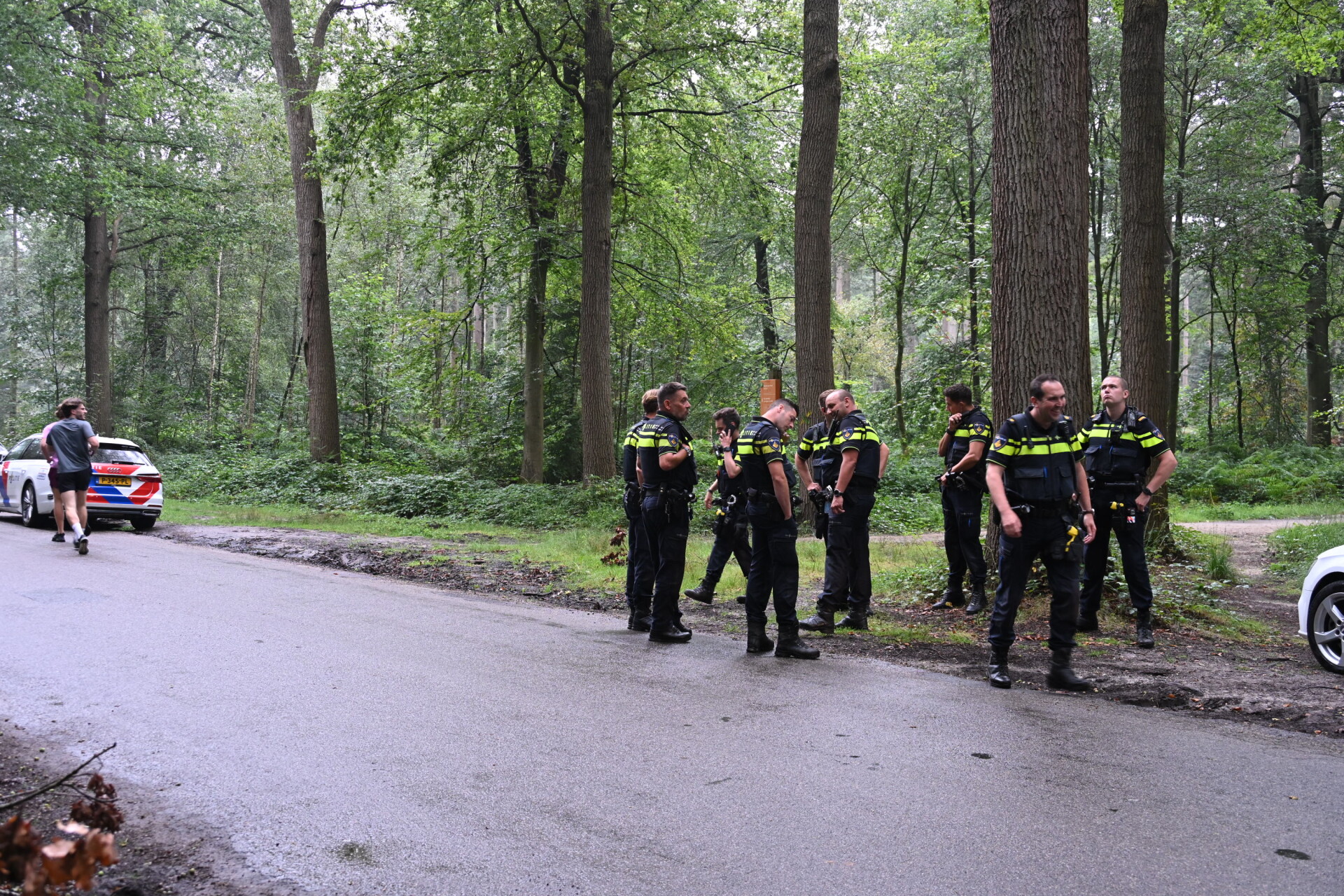 Grote zoekactie in bos na hulproep, ook politie helikopter ingezet