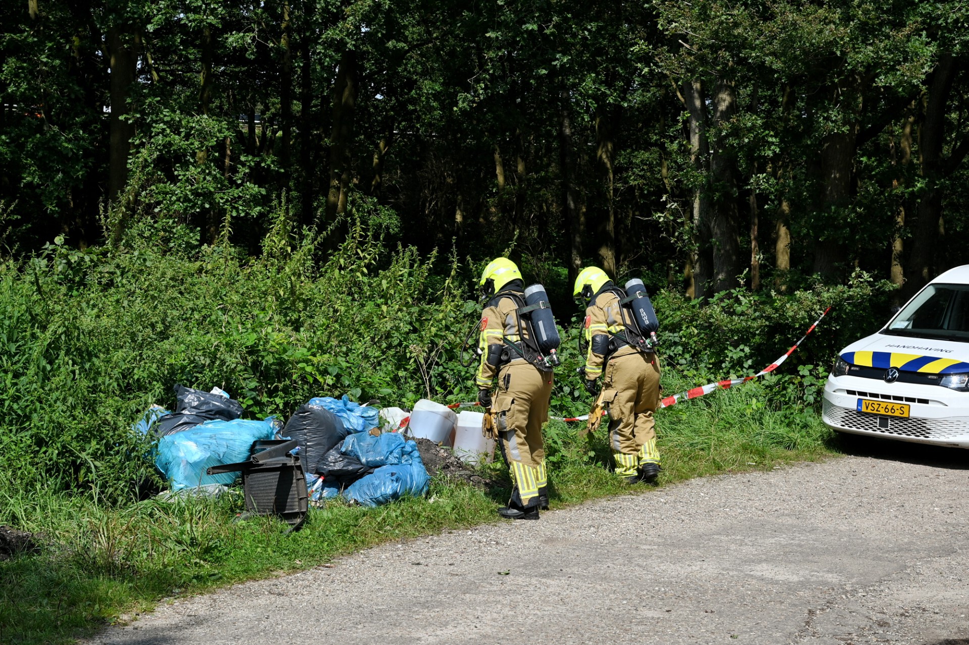 Vaten en afval gedumpt in buitengebied, brandweer doet metingen