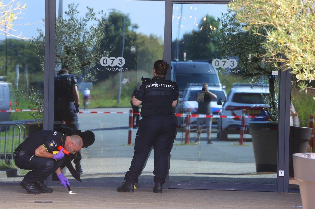 Vier kogelinslagen bij bedrijfsverzamelgebouw, mogelijke dader te zien op bewakingsbeelden