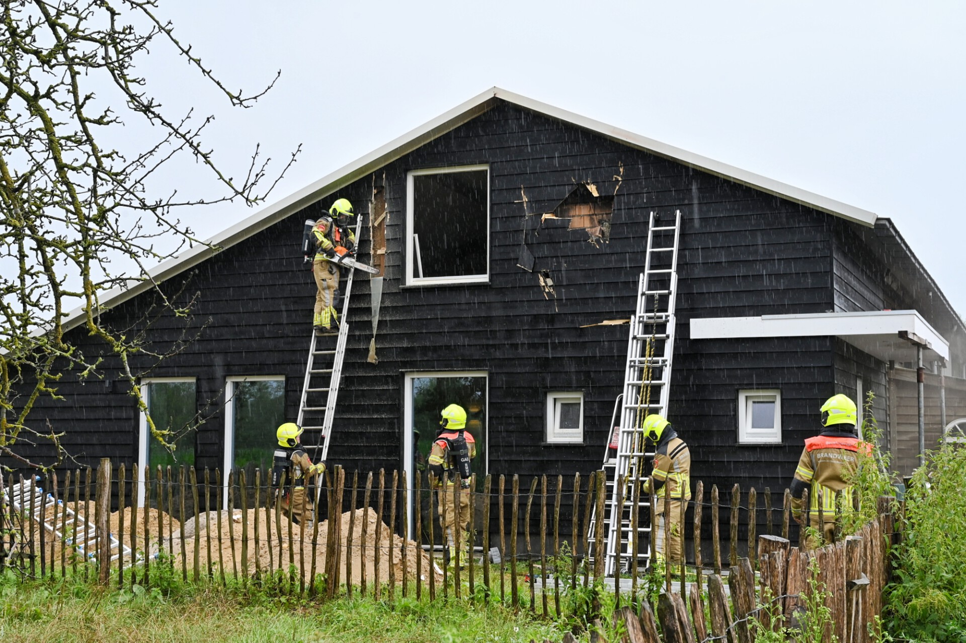 Brand in spouwmuur van kaasboerderij zorgt voor veel schade