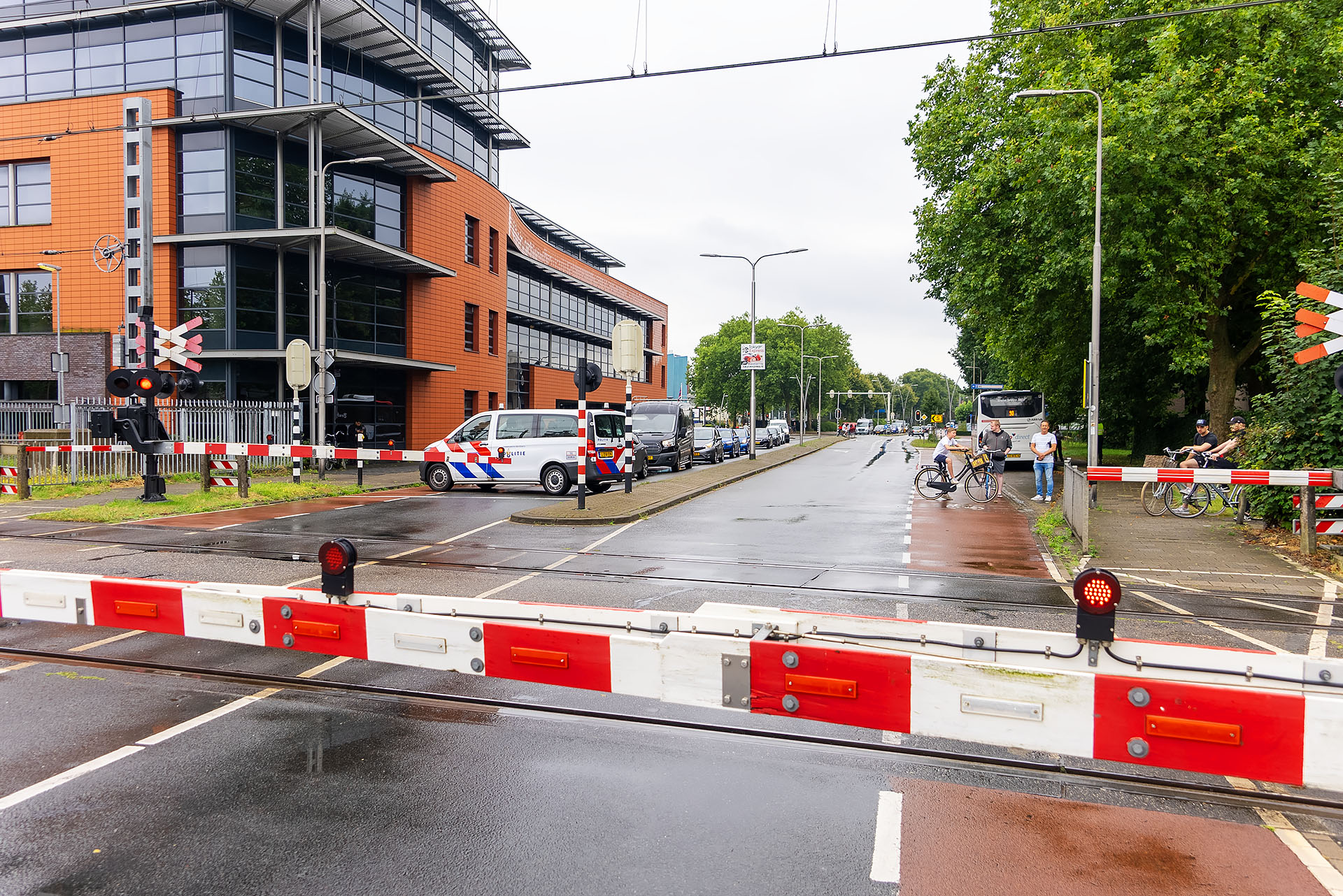 Bus op overweg vast door te korte bocht