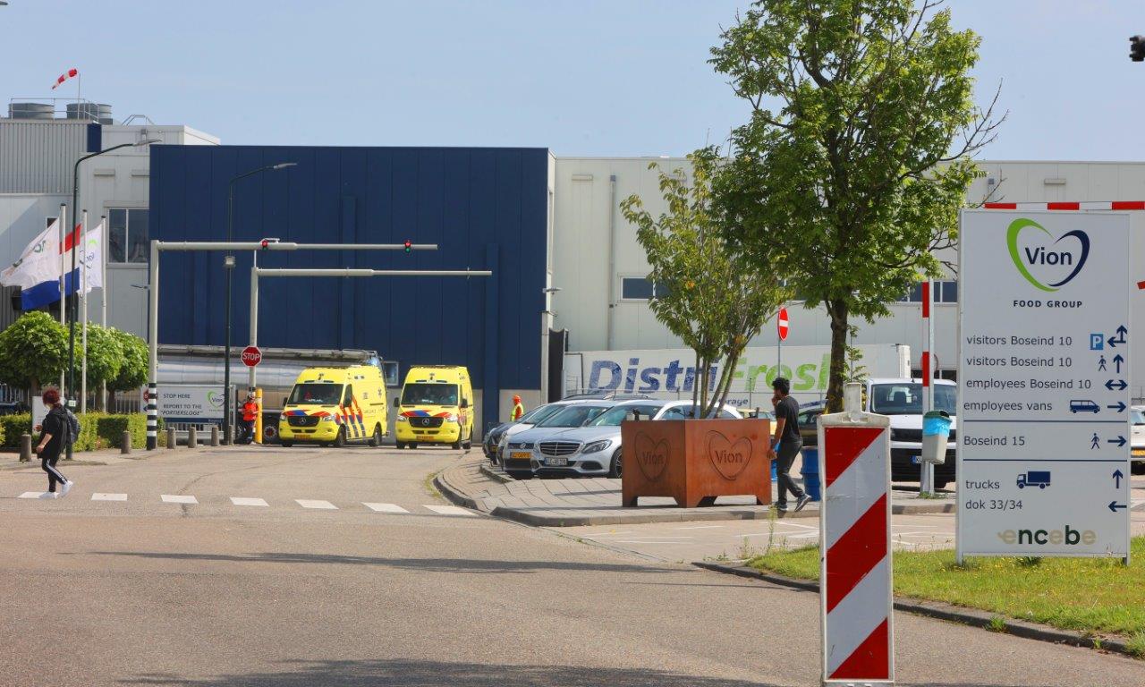 Man komt vast te zitten met been in machine bij slachterij