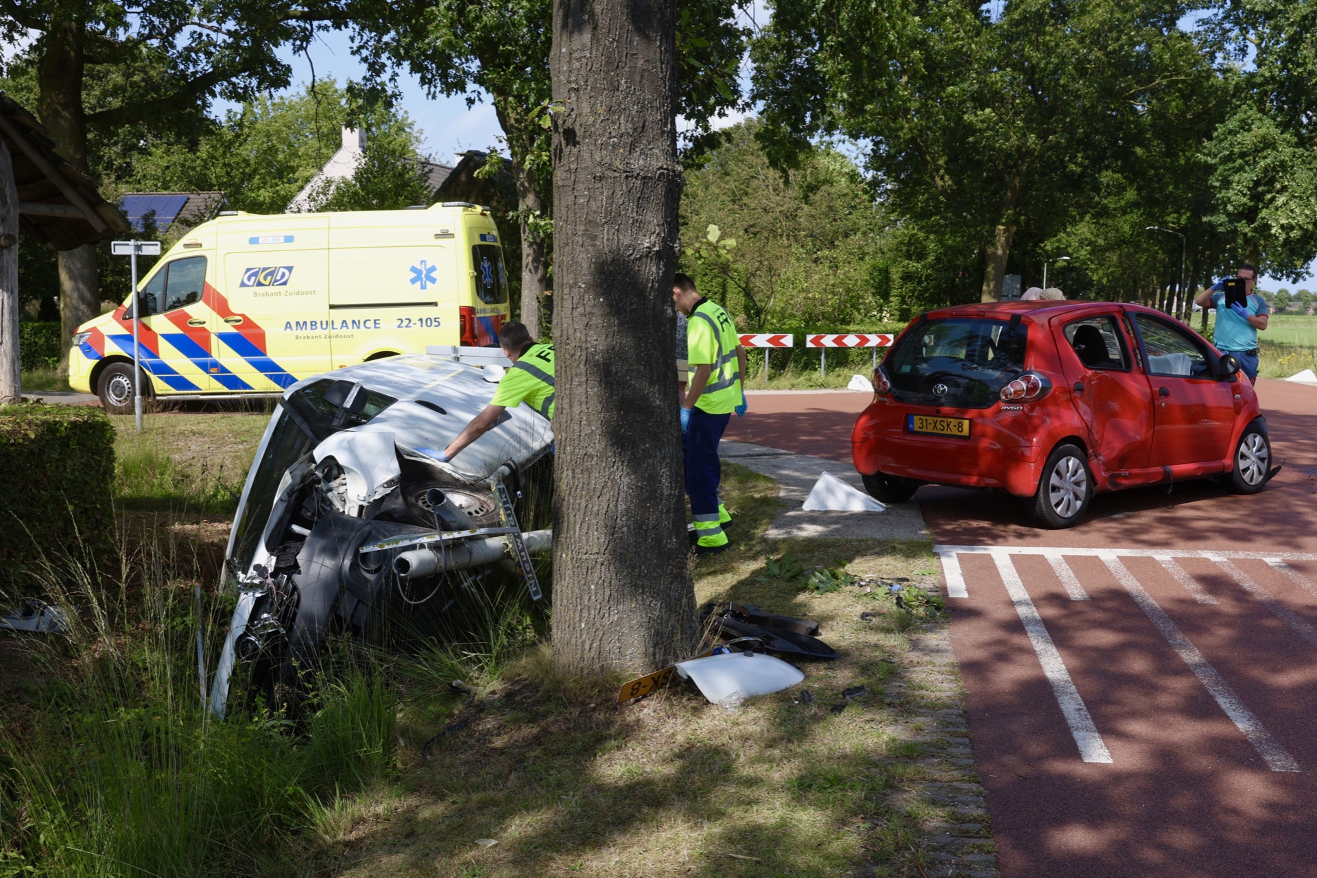 Bestelwagen belandt in sloot na botsing op kruising