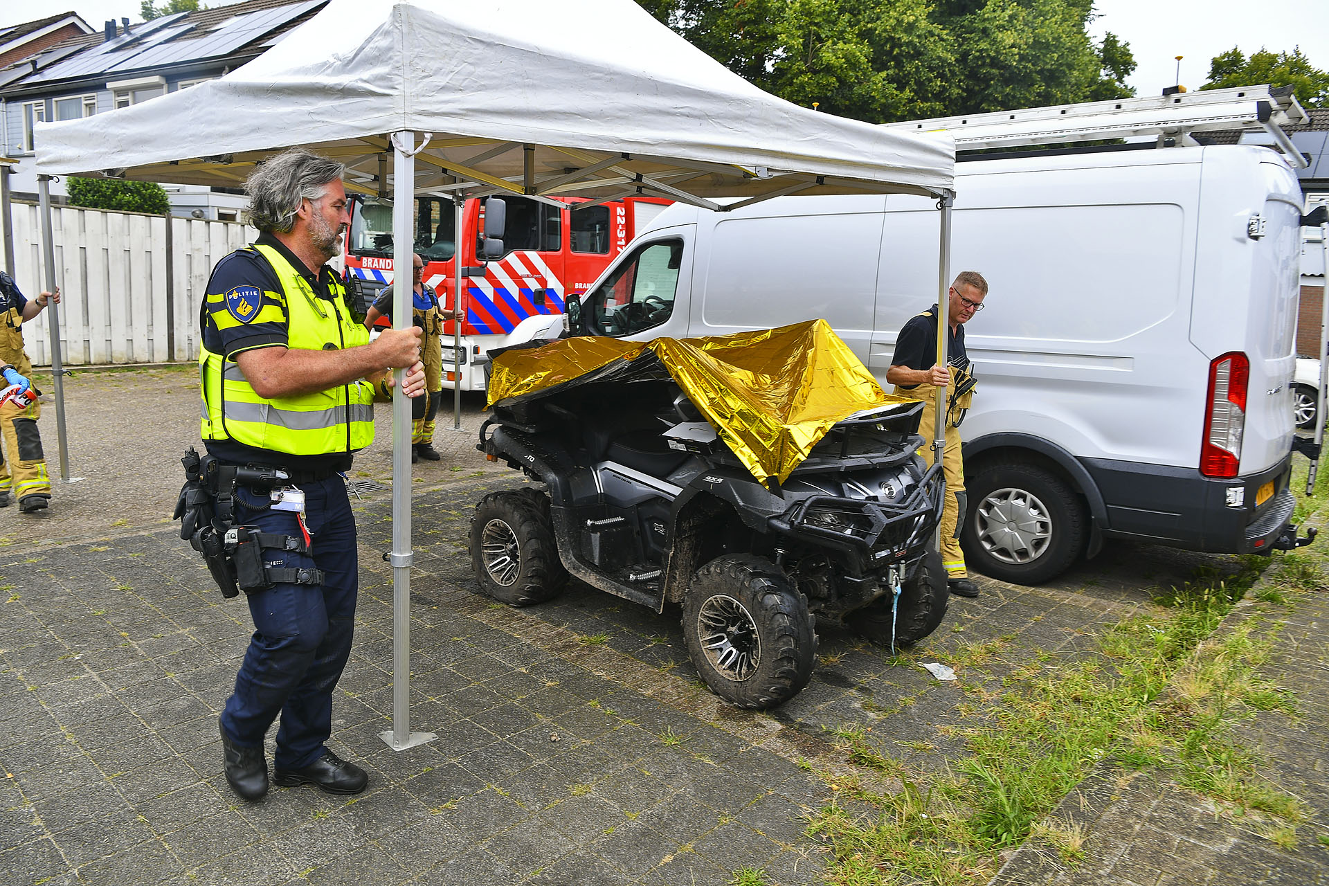 Zwaargewonde man bij ziekenhuis binnengebracht, politie doet onderzoek