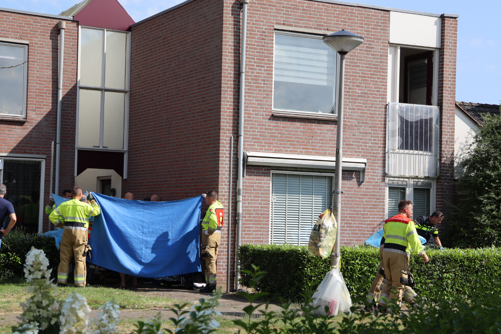 Man gereanimeerd na val uit raam