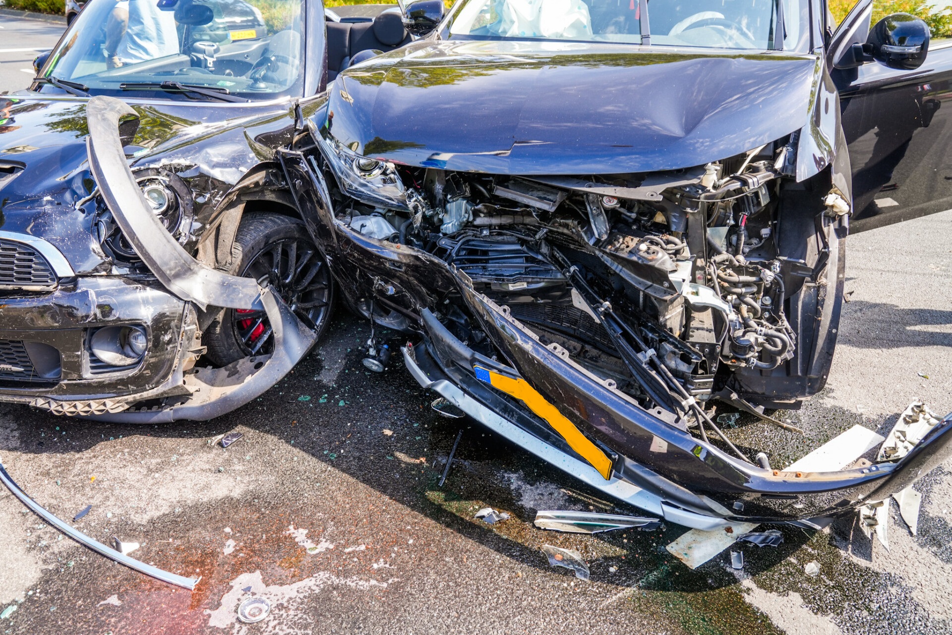 Vrouw gewond na flinke botsing op kruising