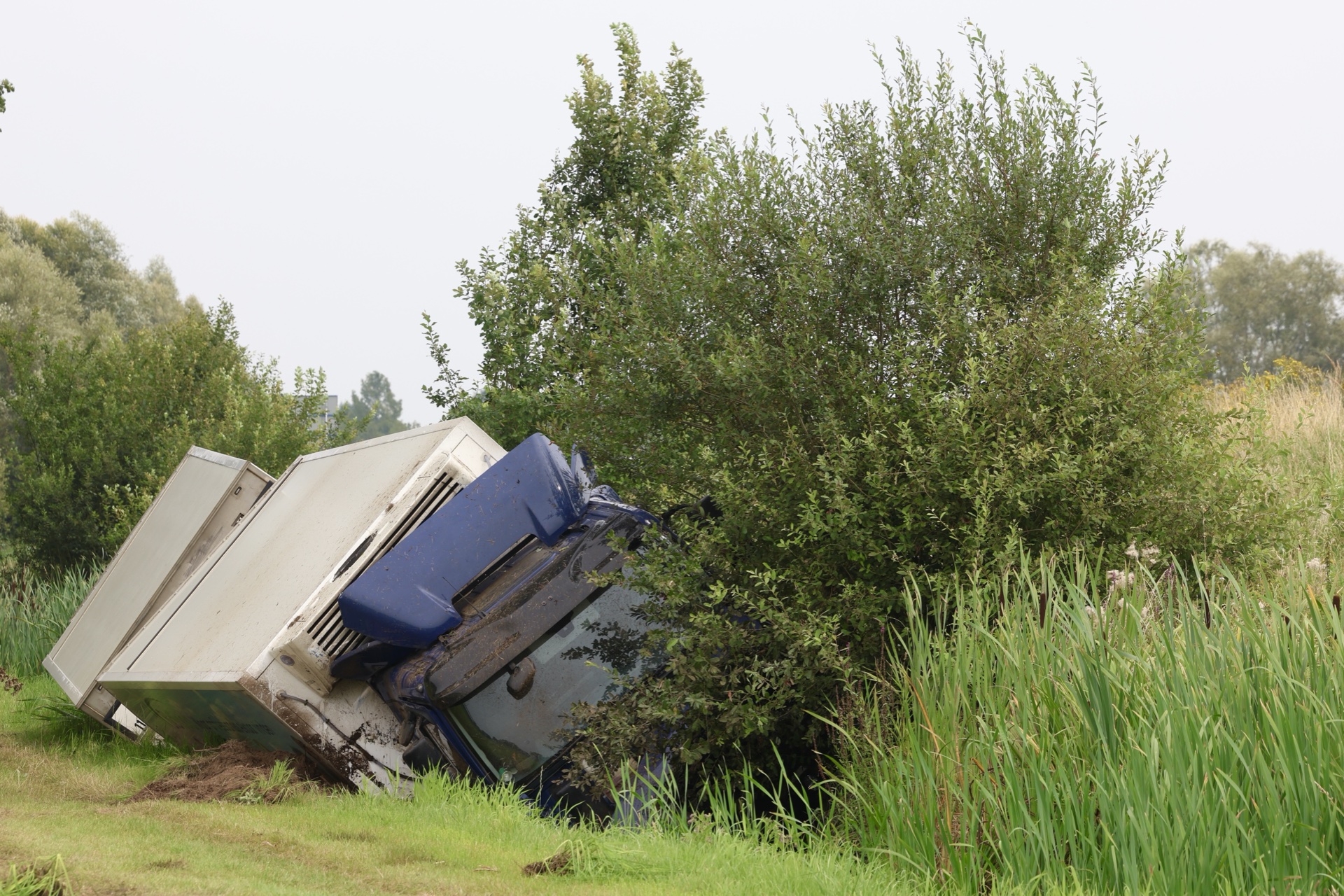 Vrachtwagen belandt in sloot langs snelweg