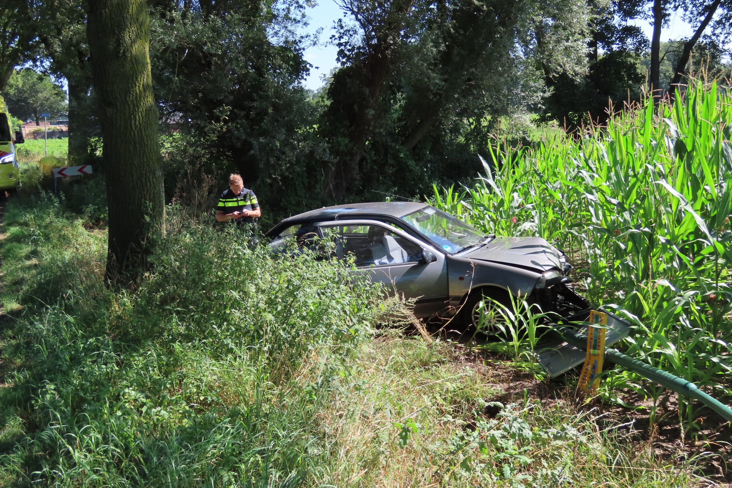 Auto belandt in greppel, inzittenden in ambulance behandeld