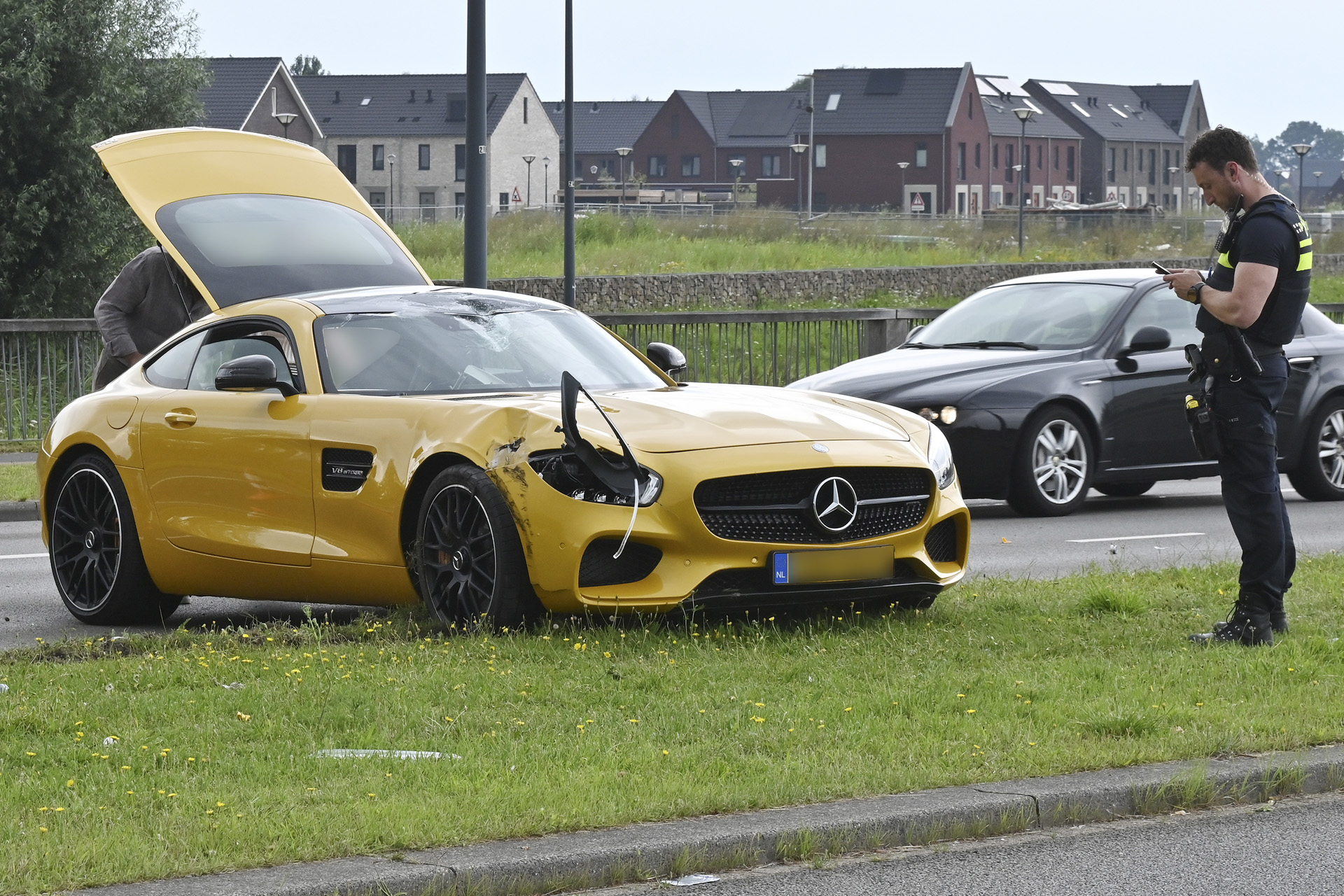 Auto ramt verkeerslicht, bestuurder met schrik vrij