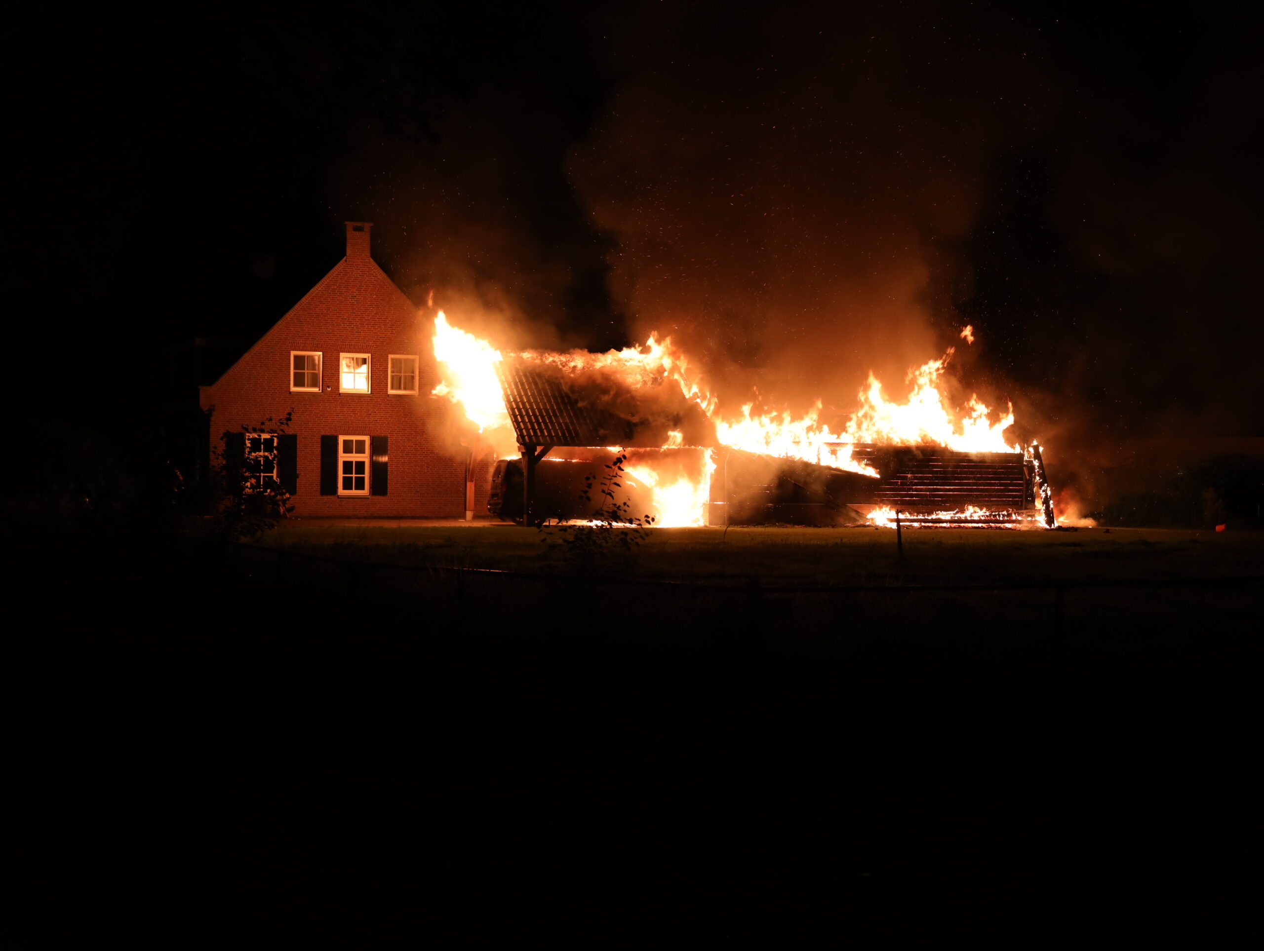 Brandweer voorkomt dat schuurbrand overslaat naar woning