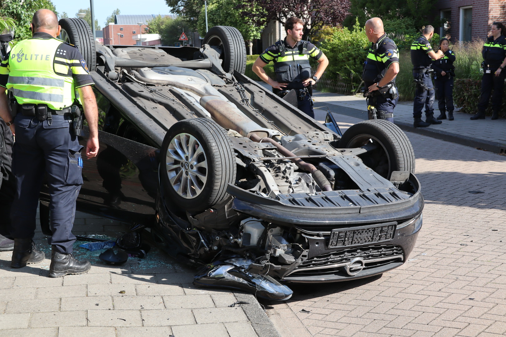 Auto op z’n kop na botsing met andere auto