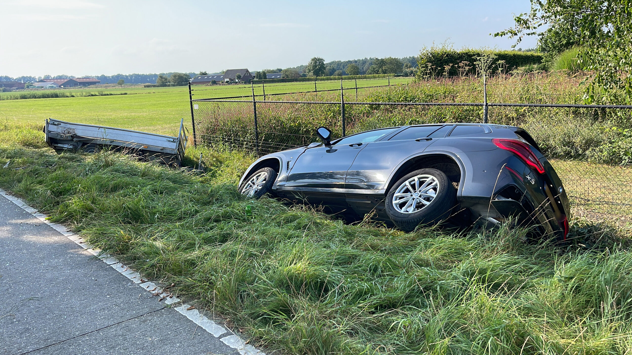 Auto belandt met aanhanger in sloot