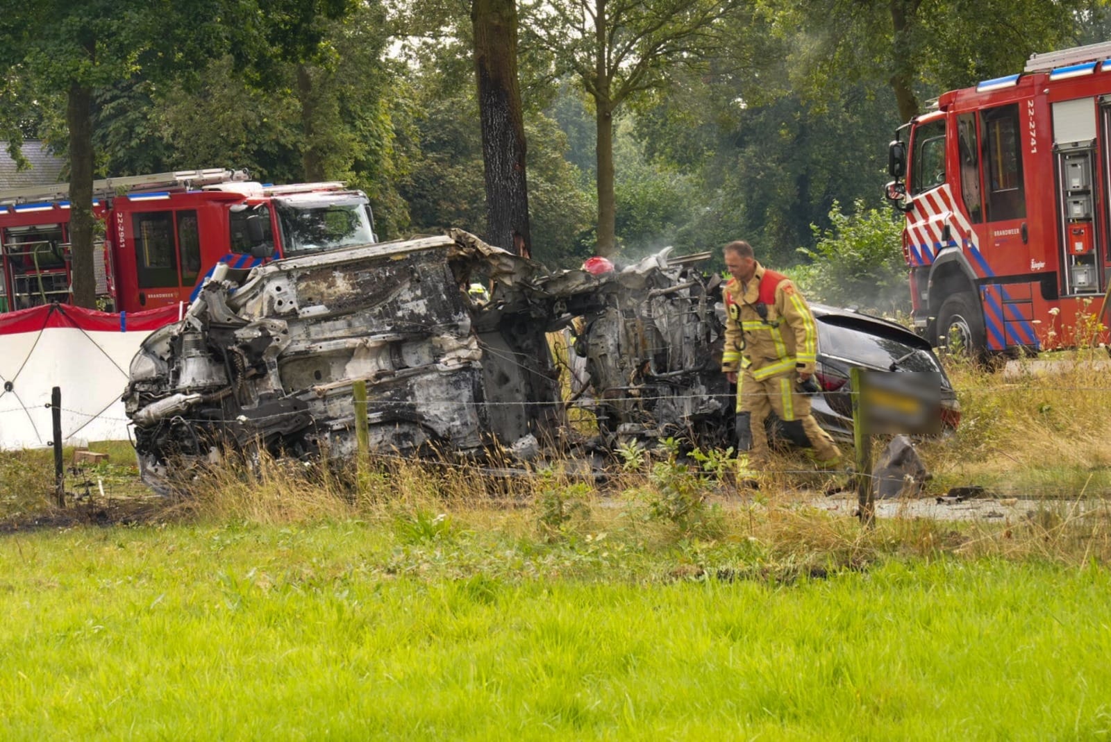 Dode bij ongeluk, auto’s botsen frontaal en vliegen in brand