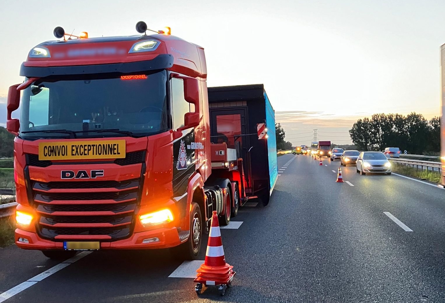 Veel vertraging op A59 door vrachtwagen met klapbanden