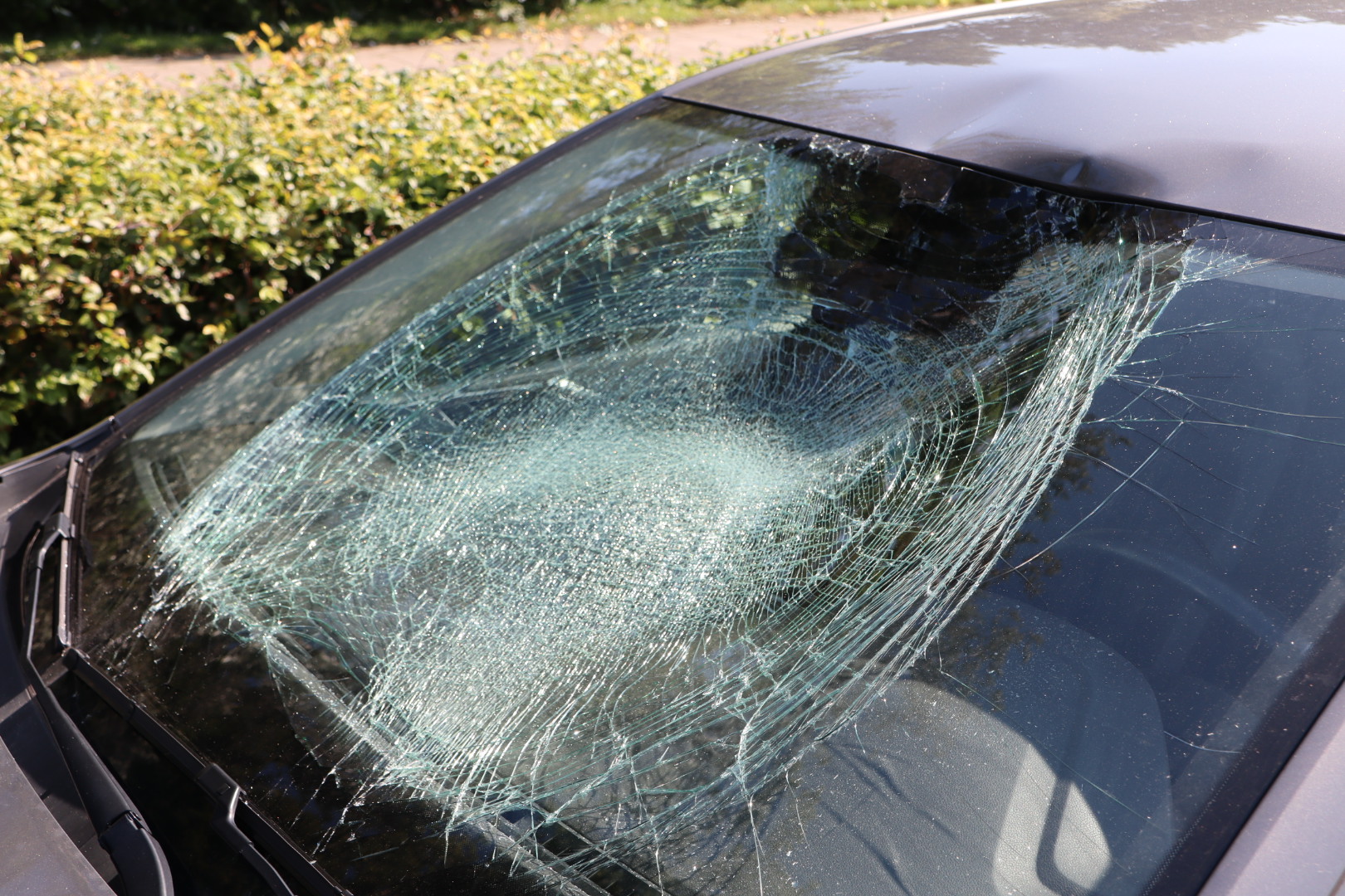 Fietser zwaargewond na flinke botsing met auto