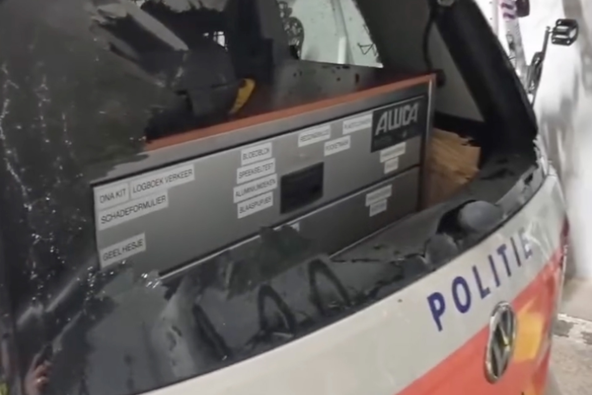 Man vernielt een ruit en drie politieauto’s om te worden aangehouden