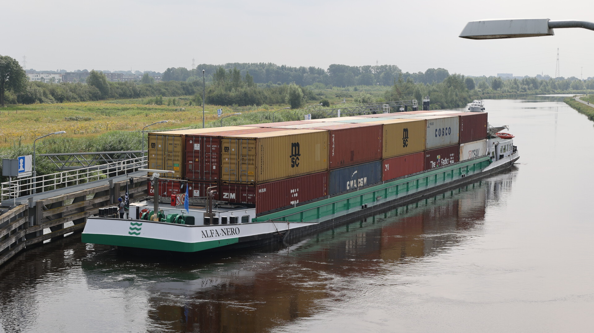 Stuurhut van vrachtschip verwoest na botsing tegen brug