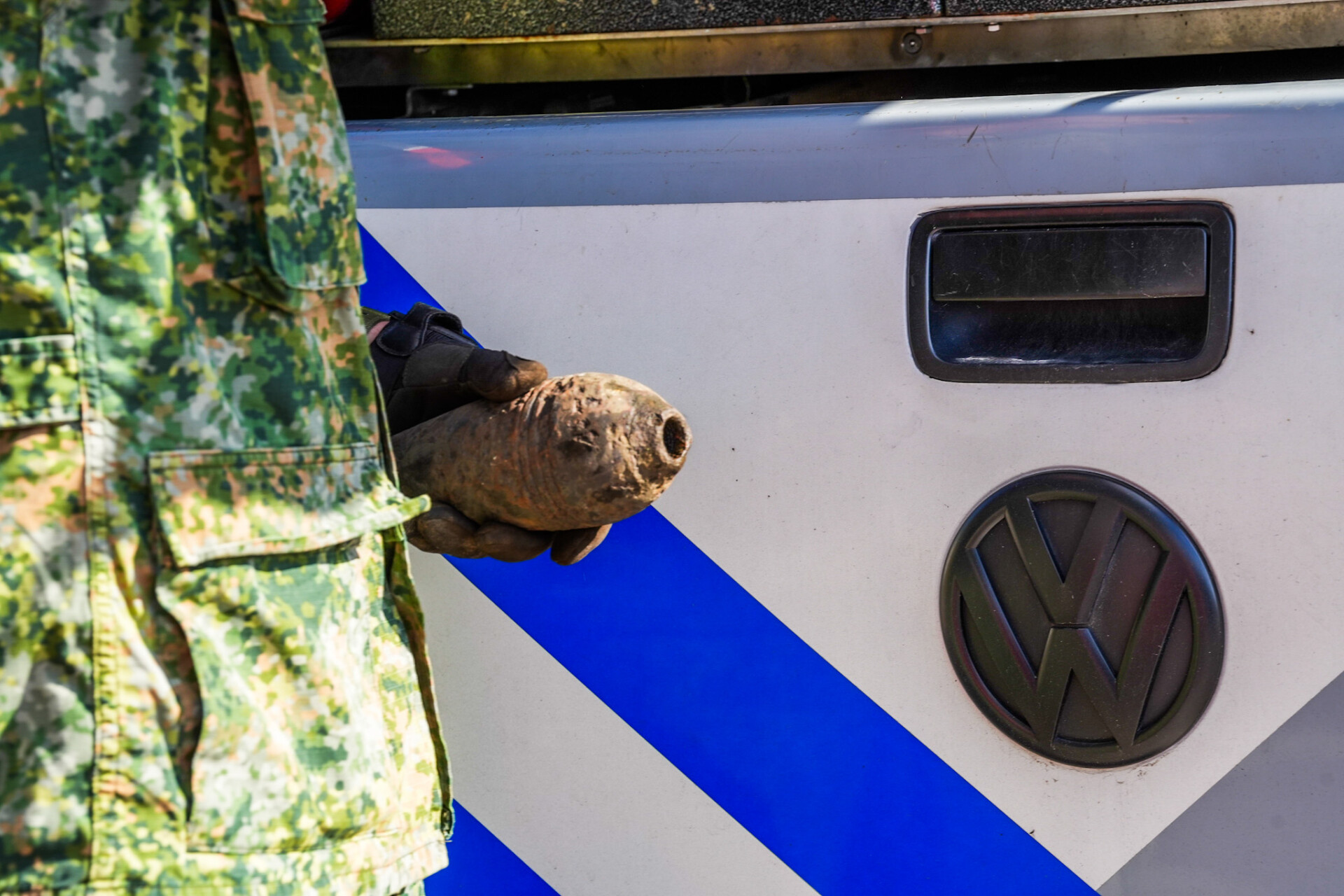 Magneetvissers treffen mortier aan in kanaal
