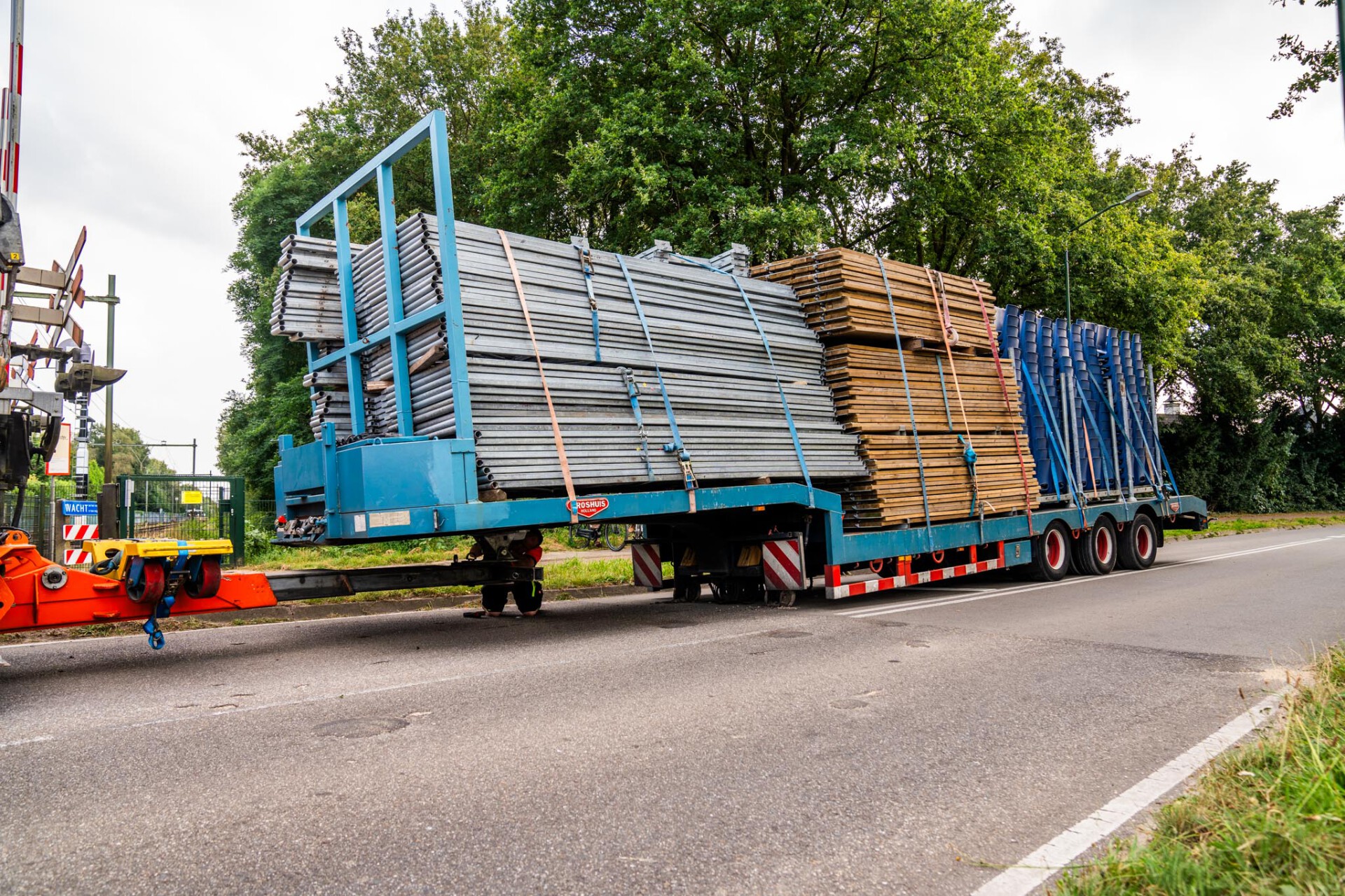 Vrachtwagen verliest trailer met spullen bij spoorwegovergang