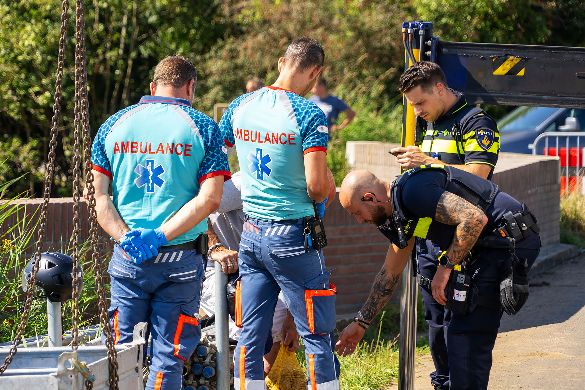 Scooter botst achterop vrachtwagen op afgesloten weg