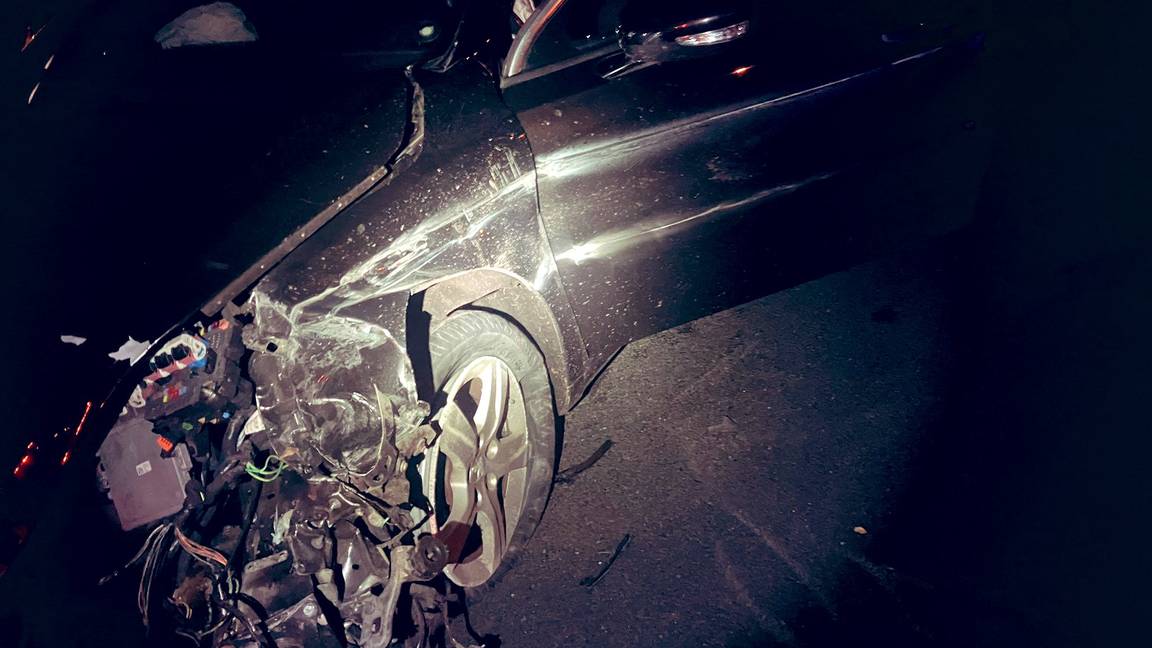 Auto crasht op snelweg, bestuurder gaat ervandoor