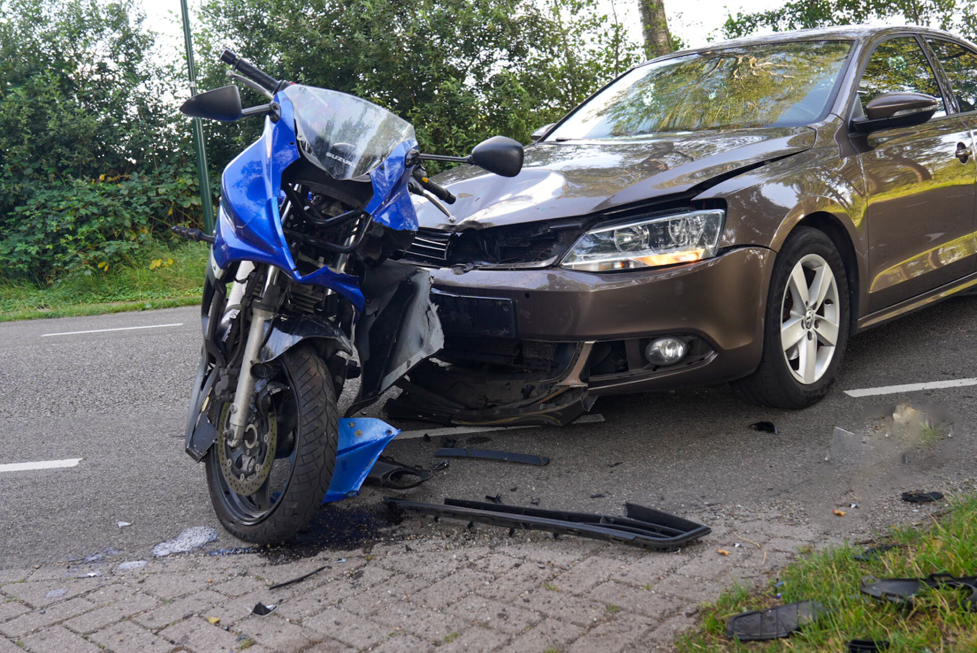 Motorrijder en automobilist komen frontaal in botsing