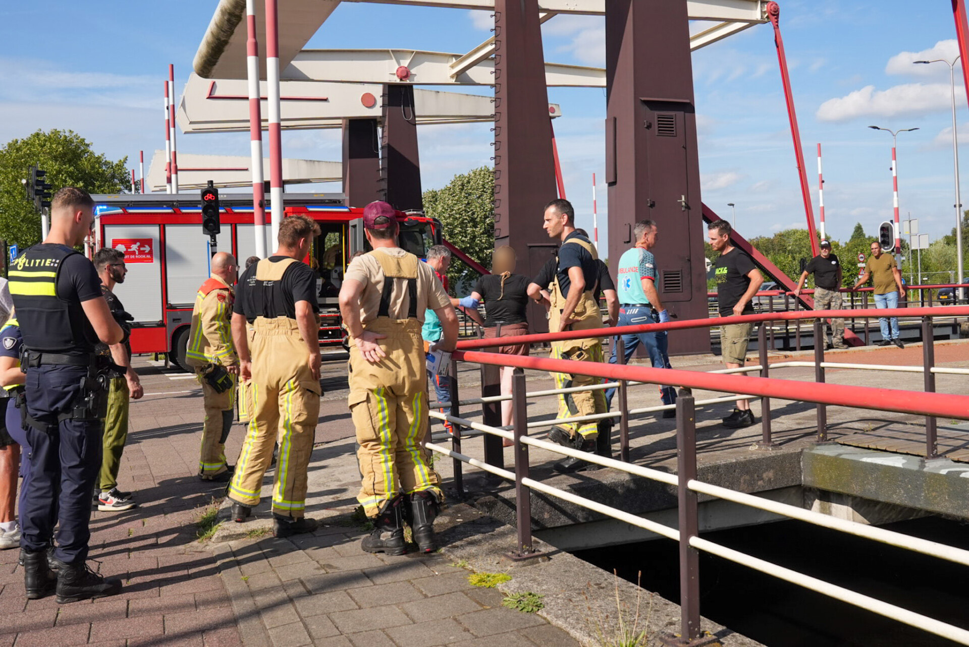 Vrouw door omstanders uit kanaal gered