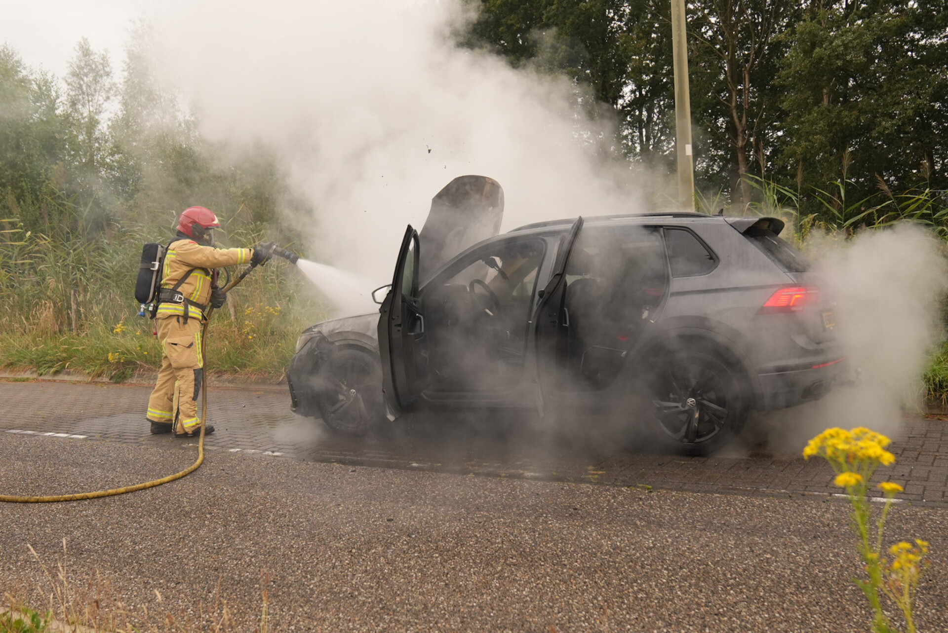 Vader en zoon ontsnappen op tijd uit brandende auto