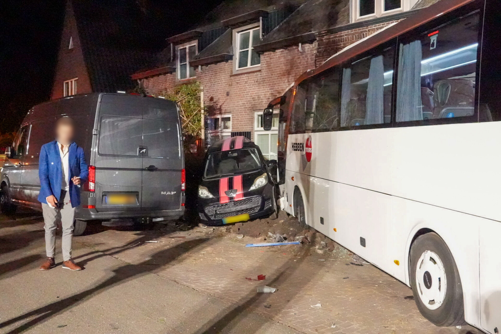 Bus met bruiloftsgasten botst tegen huis, chauffeur omgekomen