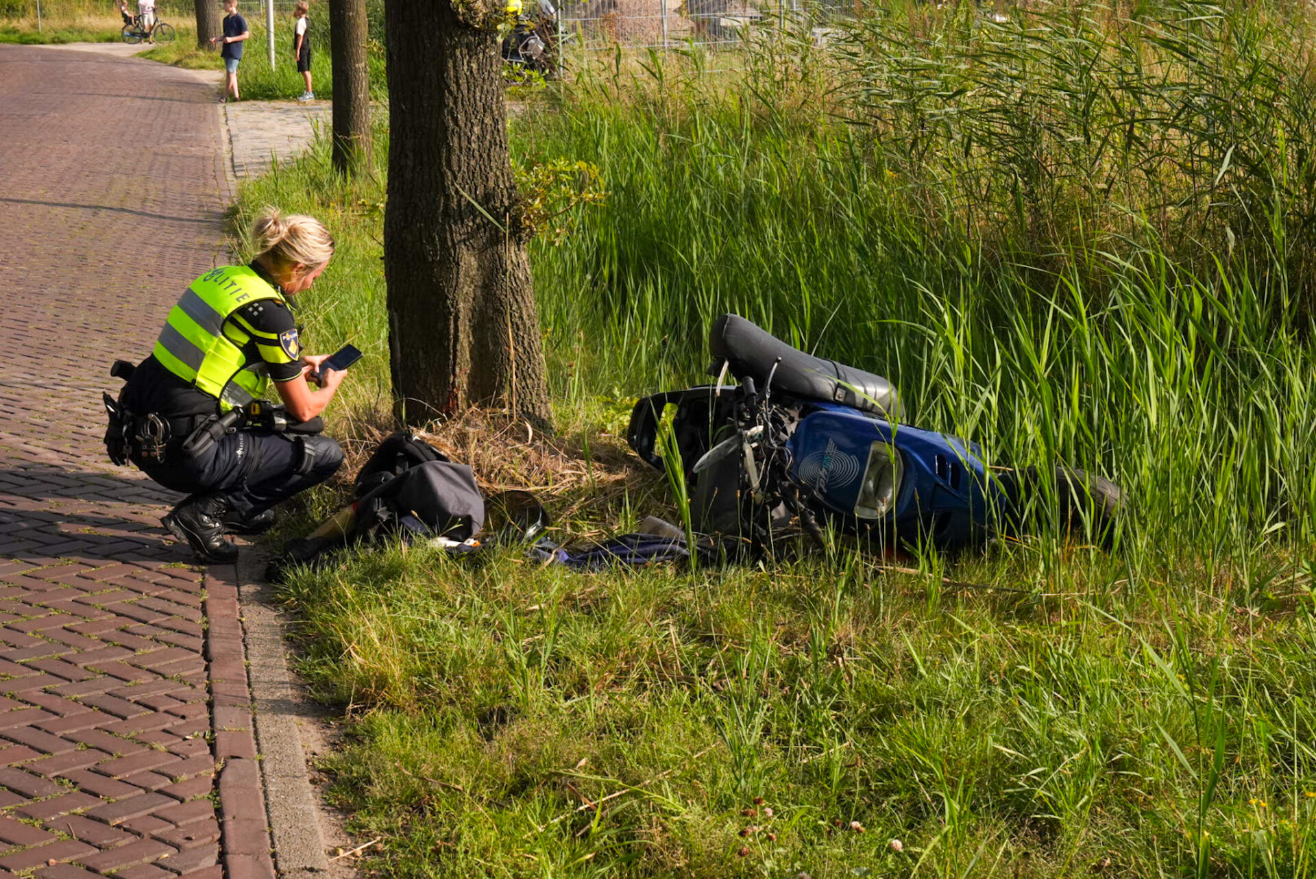 Scooterrijder gewond nadat hij tegen boom rijdt