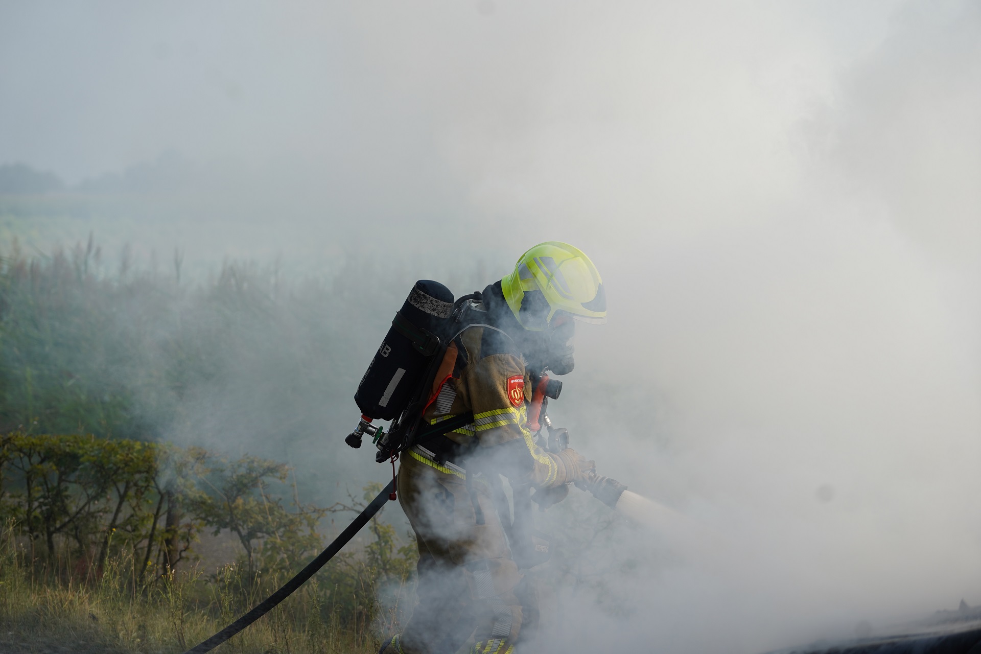 Auto vliegt spontaan in brand tijdens het rijden