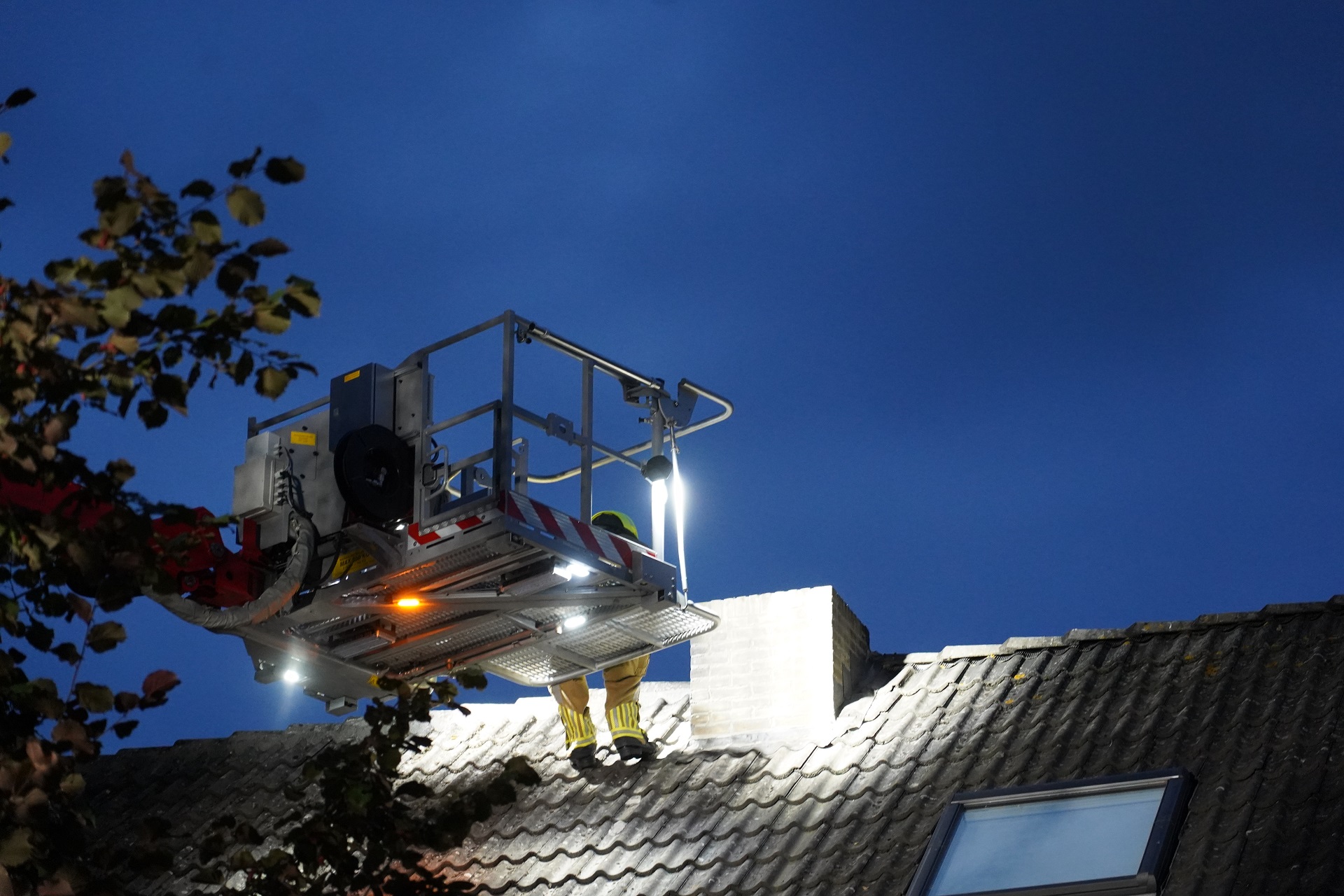 Pakje sigaretten vliegt in brand achter ruit van woning