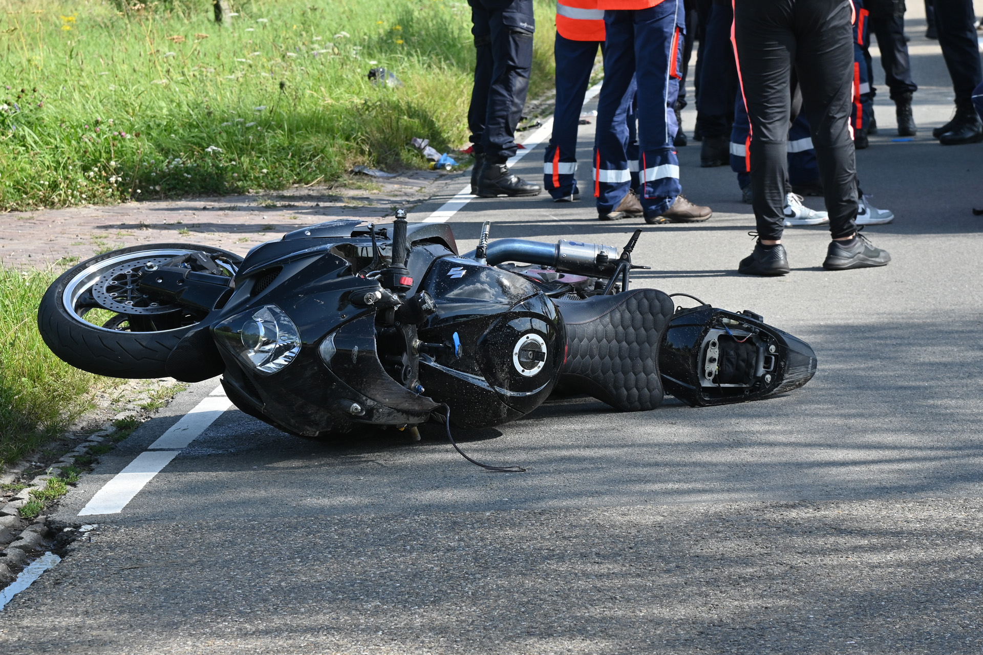 Motorrijder komt ten val en raakt gewond, traumahelikopter geland