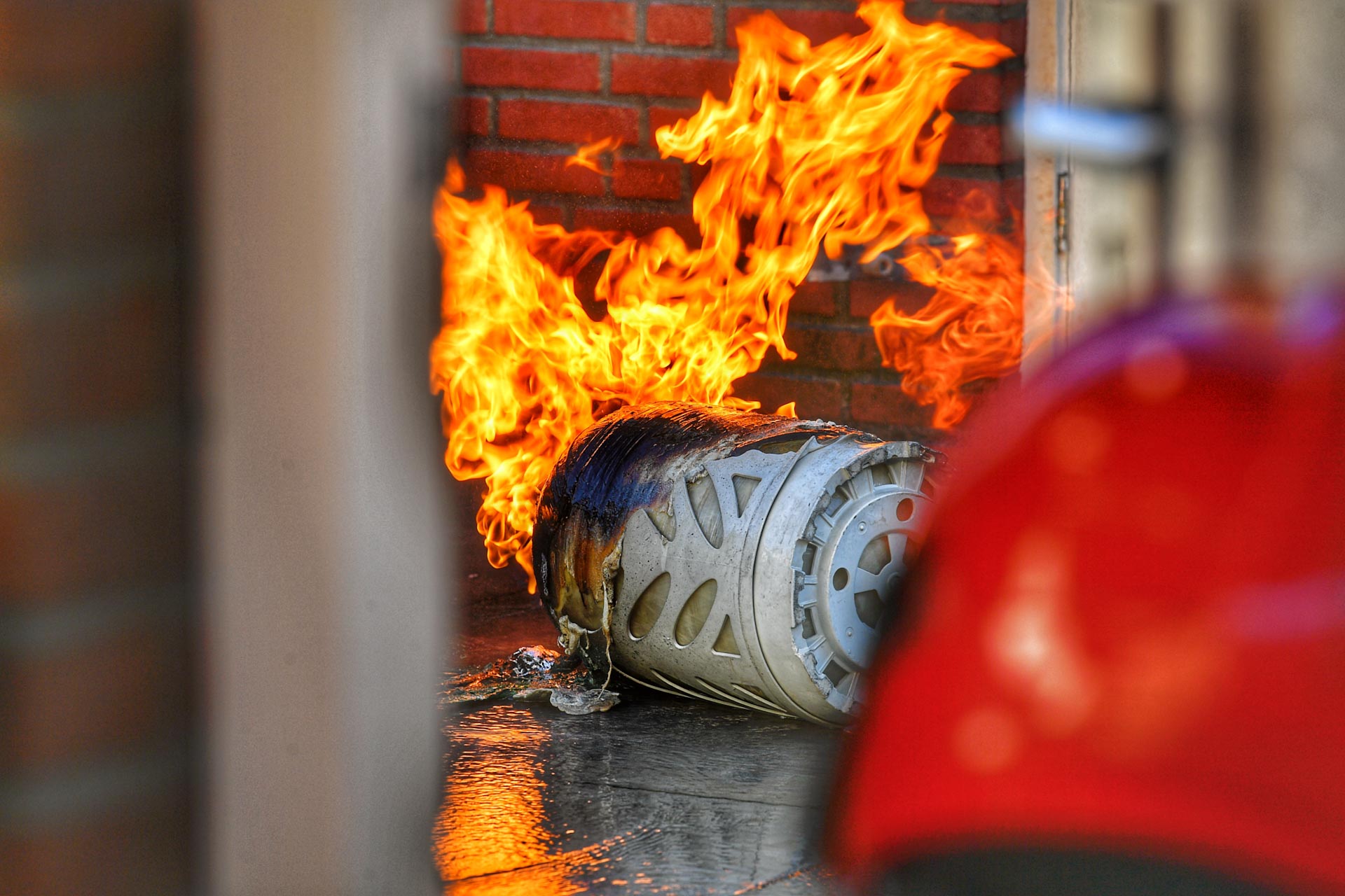 Gasfles vlam vat tijdens onkruidverbranding, man loopt brandwonden op