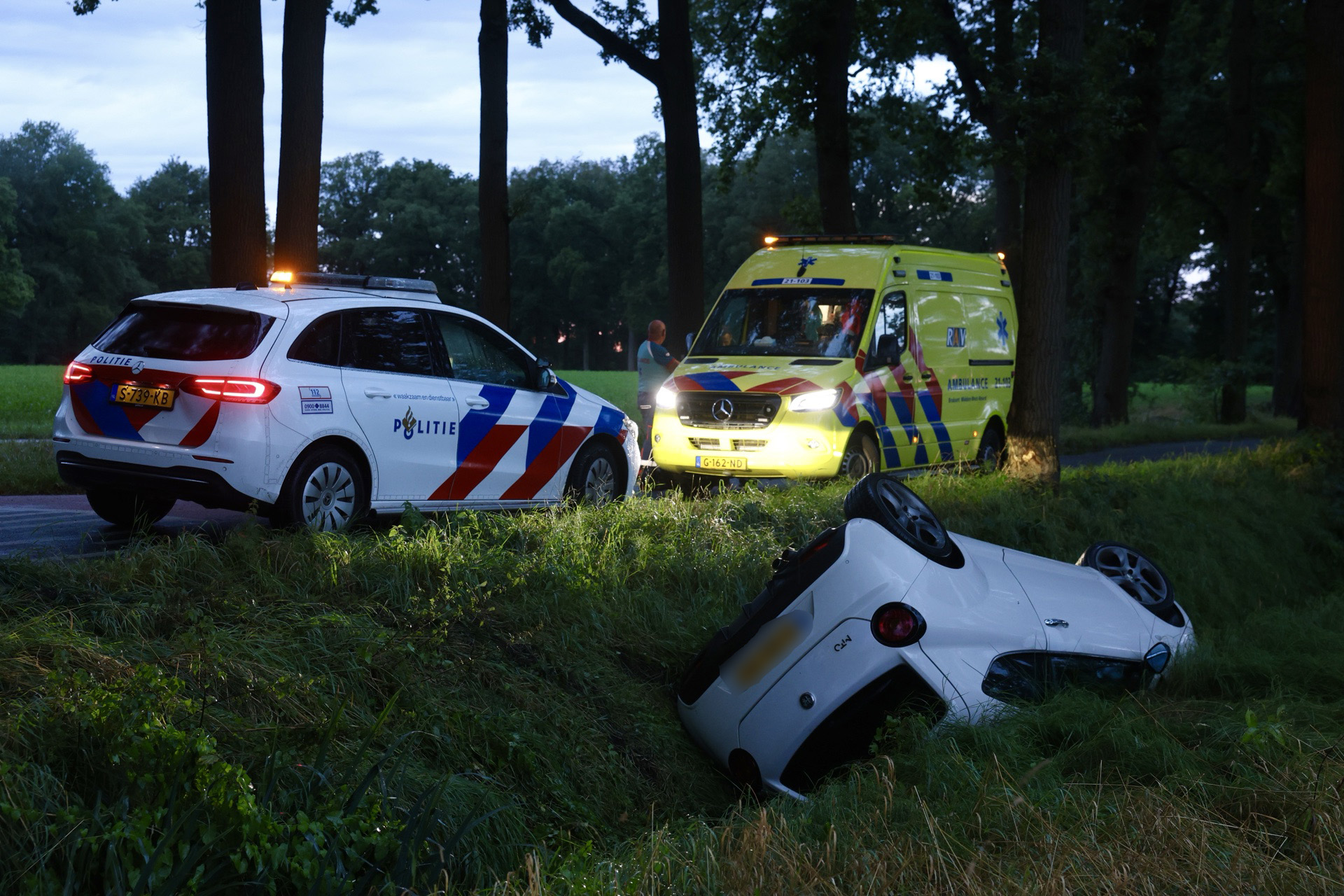 Auto vliegt uit bocht en belandt in greppel