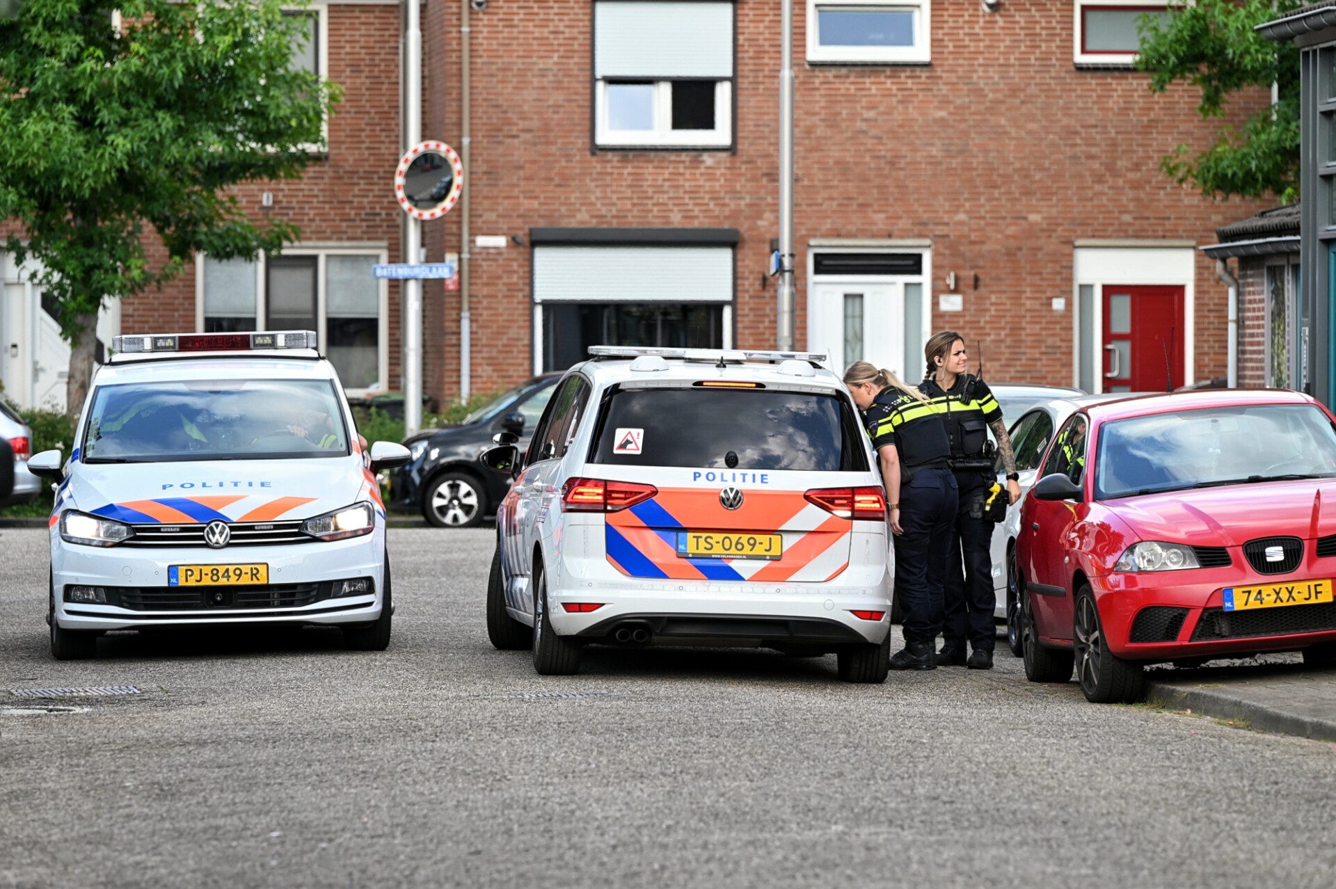 Politie valt huis binnen, vindt daar een gewond persoon en drugs
